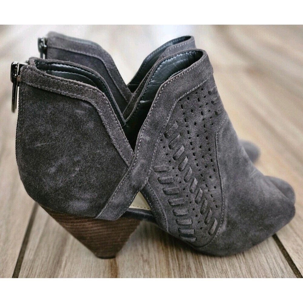 Vince Camuto Ebelin Gray Suede Ankle Booties Back zip closure Open Size11.